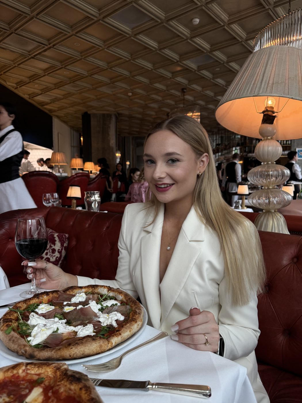 Sarah beim Essen im Restaurant – Balance statt Verzicht