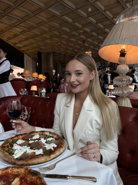 Sarah beim Essen im Restaurant – Balance statt Verzicht